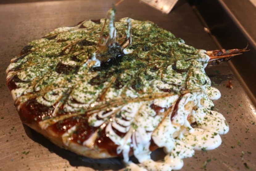 Okonomiyaki khas Osaka kreasi restoran Chibo di Gandaria City, Jakarta.