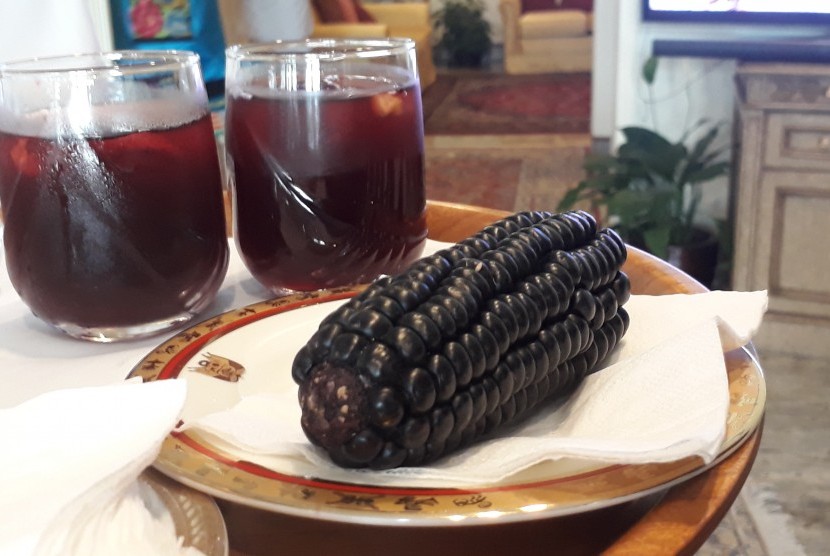 Chicha Morada adalah minuman khas Peru yang terbuat dari jagung ungu. Jangung ungu diyakini menyehatkan karena memiliki kandungan antioksidan yang tinggi. 