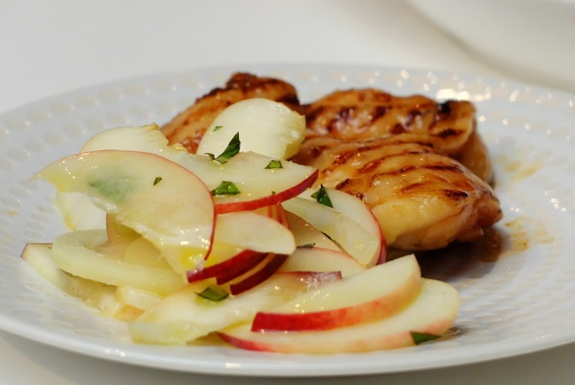 Chicken with grilled peaches.