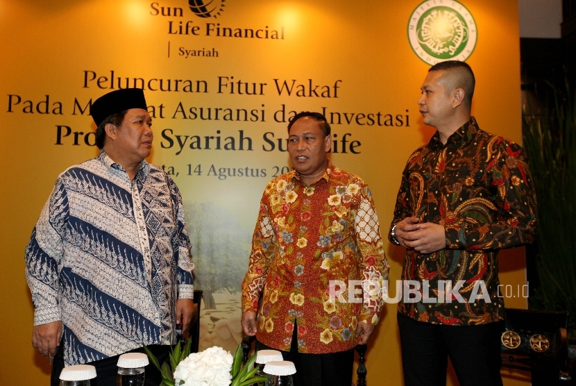 Chief Agency Officer Syariah Sun Life Norman Nugraha (kanan), Wakil Ketua Badan Wakaf Indonesia (BWI) Nadratuzzaman Hosen (kiri), dan Ketua Dewan Pengawas Syariah Faturrahman Djamil (tengah) berbincang bersama usai memberikan keterangan pers peluncuran manfaat wakaf untuk produk Asuransi Syariah di Jakarta, Senin (14/8). 