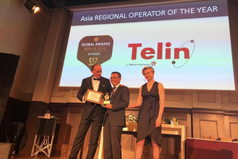 Chief Commercial Officer Telin Budi Satria Dharma Purba (tengah) saat menerima penghargaan bergengsi dari Carrier Community (CC) di ajang 2019 Carrier Community Global Awards, di Berlin, Jerman, Selasa (14/5). Telin berhasil meraih dua penghargaan yaitu Asia Regional Operator of The Year 2019 dan Best MVNO Regional Operator 2019.