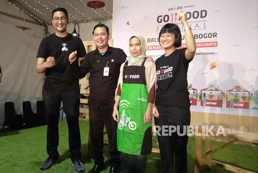 Chief Comnercial Expansion Gojek, Catherine Hindra Sutjahyo (kanan), Kepala Dinas Koperasi dan UKM Kota Bogor Anas S Rasmana (kedua kiri) saat konferensi pers GoFood Festival di Bogor. 