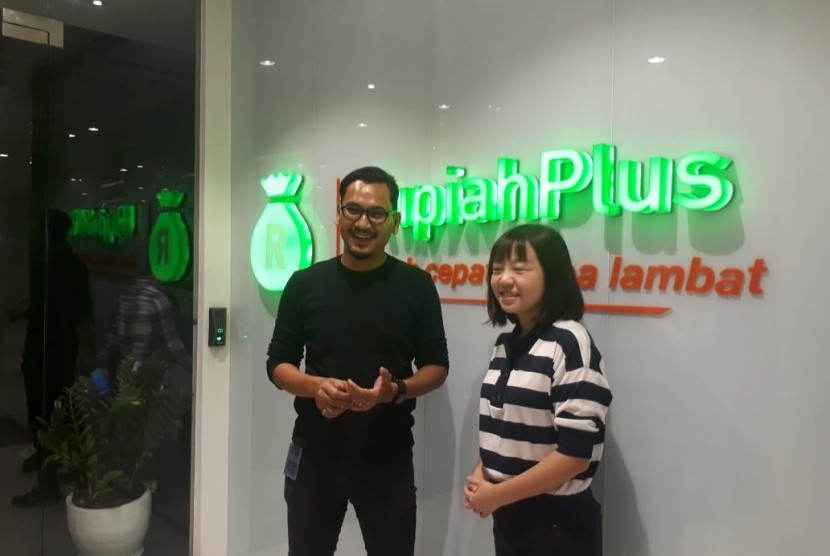 Chief Corporate Communications Officer Rupiah Plus Randy Salim (kiri)  bersama Chief Executive Officer dan Pendiri RupiahPlus Rebecca Wang berbincang di kantornya, Rabu (28/11). Debbie Sutrisno