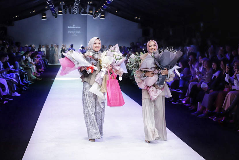 Chief Creative Director Jenna dan Kaia, Lira Krisnalisa dan Founder Buttonscarves, Linda Anggrea melahirkan maha karya Les Amities. Koleksi tabrak motif ini dipamerkan di fashion show JFW 2020 pada Rabu (23/10).