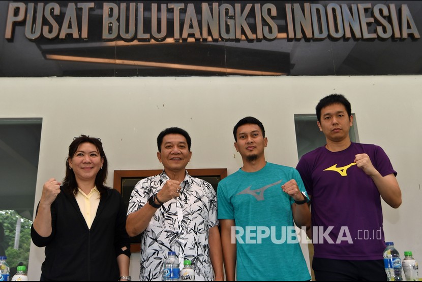 Chief de Mission Indonesia Achmad Budiharto (kedua kiri) bersama Kepala Bidang Pembinaan dan Prestasi PBSI Susy Susanti (kiri), dan pebulu tangkis ganda putra Hendra Setiawan (kanan) serta Mohammad Ahsan berpose usai memberikan keterangan kepada wartawan di Pelatnas Cipayung, Jakarta, Kamis (5/3/2020).
