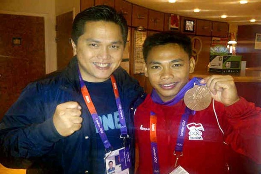  Chief de Mission Kontingen Olimpiade Indonesia Erick Thohir bersama lifter Indonesia Eko Yuli Irawan (kanan).   