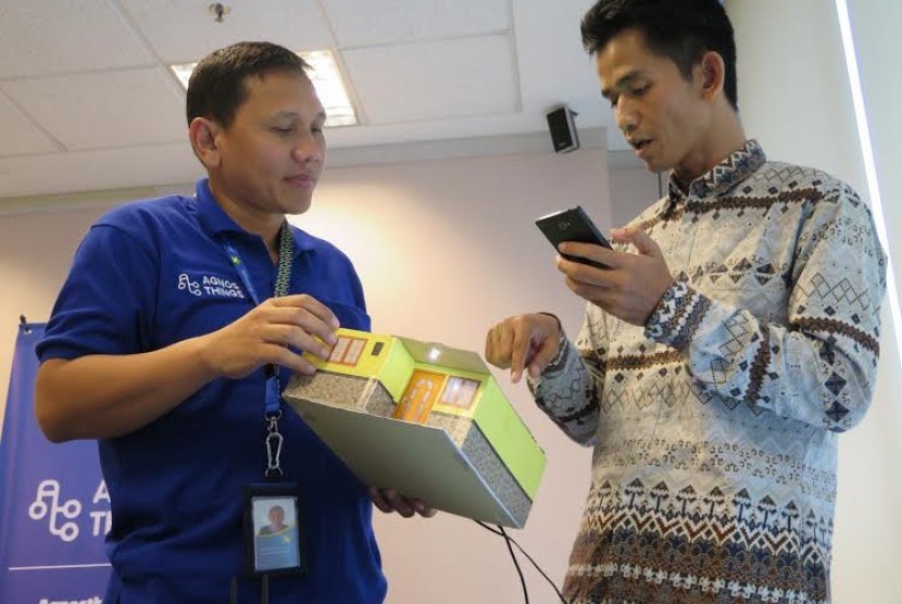 Chief Digital Service XL, Joseph Lumban Gaol ( kiri ) bersama Pemenang I Savvy SmartHome, Soesapto dalam acara awarding Agnosthings IOT Development Challenge di Jakarta. Rabu (22/6).