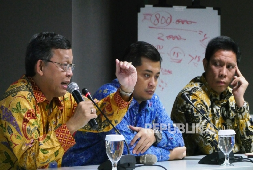 Chief Economist Bank Mandiri Anton Gunawan (kiri), didampingi Senior Economist Bank Mandiri Andry Asmoro dan Senior economist Mandiri Securitas Leo Putra Rinaldy sedang memberikan paprannya pada disela acara Review Macro Economic Outlook Q416 Prospek Ekono