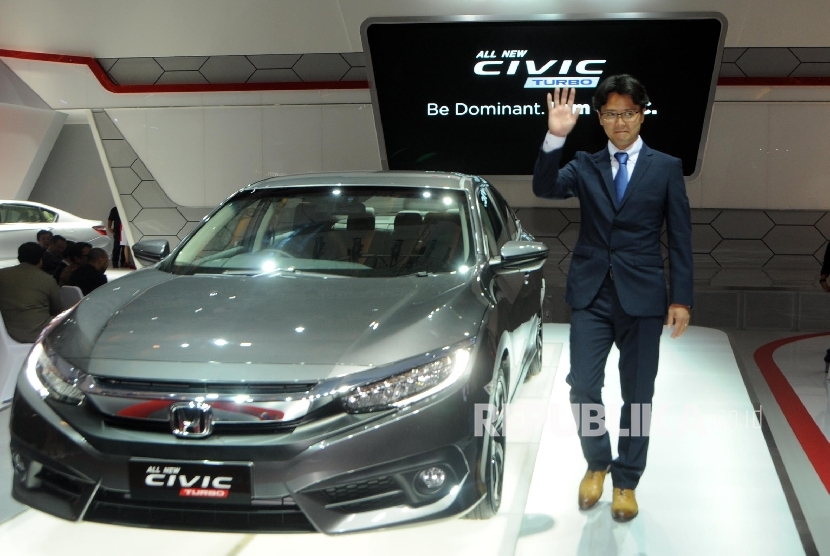 Chief Engineer Global Develompment Asistant Large Leader All New Honda Civic Yuji Matsumochi berpose disamping All New Honda Civic Turbo usai memberikan penjelasan mengani teknologi All New Honda Civic Turbo pada event Indonesia International Motor Show (I