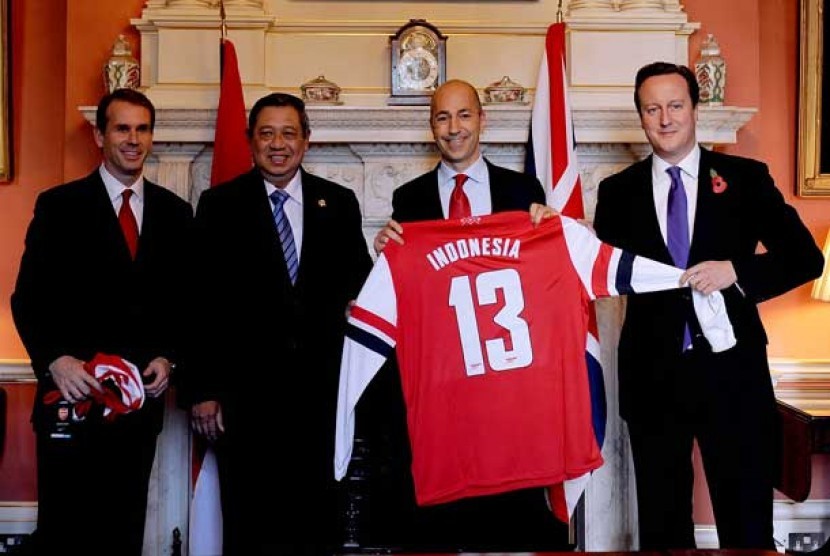 Chief Executive Arsenal, Ivan Gazidis (kedua dari kanan) dan Chief Commersial Officer Tom Fox bertemu Presiden SBY dan Perdana Menteri Inggris David Cameron (paling kanan) pada Kamis (1/11) waktu setempat. 