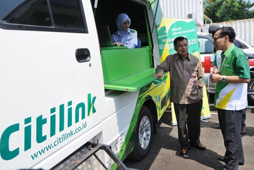 Chief Executive Officer Citilink Arif Wibowo (right) and Chairman of Indonesian Red Cross Jusuf Kalla converse after signing an agreement in Jakarta on Tuesday. The low cost airline will donate 5000 IDR of every ticket sold in certain period to PMI.