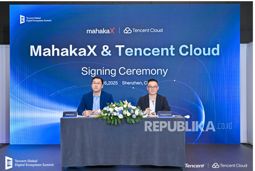 Chief Executive Officer mahakaX Ronny W. Sugiadha (kiri) bersama dengan Head of Tencent Cloud International, Poshu Yeung (kanan) dalam signing ceremony di Shenzhen, China.