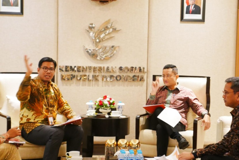 Chief Executive Officer Rumah Zakat Nur Efendi bertemu dengan Menteri Sosial Republik Indonesia, Juliari Batubara.