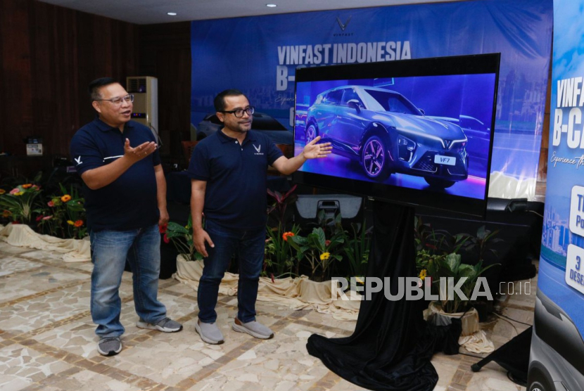 Chief Executive Officer VinFast Indonesia, Kariyanto Hardjosoemanto, menjelaskan soal kendaraan listrik terbaru yang diluncurkan VinFest