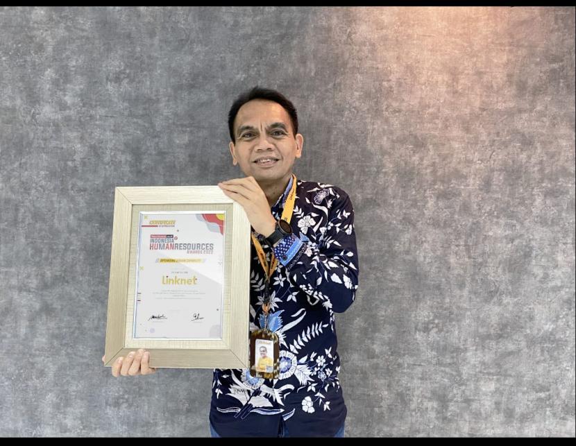 Chief Human Capital Officer PT Link Net Tbk, Yosafat Hutagalung menerima penghargaan Resources Awards 2022