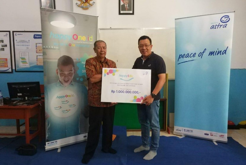 Chief Marketing Officer Asuransi Astra, Gunawan Salim memberikan perlindungan asuransi kepada 19 guru di SDN Keputih 245 Surabaya, Rabu (7/11).