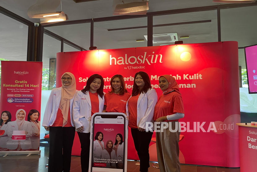 Chief Marketing Officer Halodoc Fibriyani Elastria (tengah) dalam konferensi pers mengenai layanan Haloskin di Jakarta, Kamis (27/2/2025). 