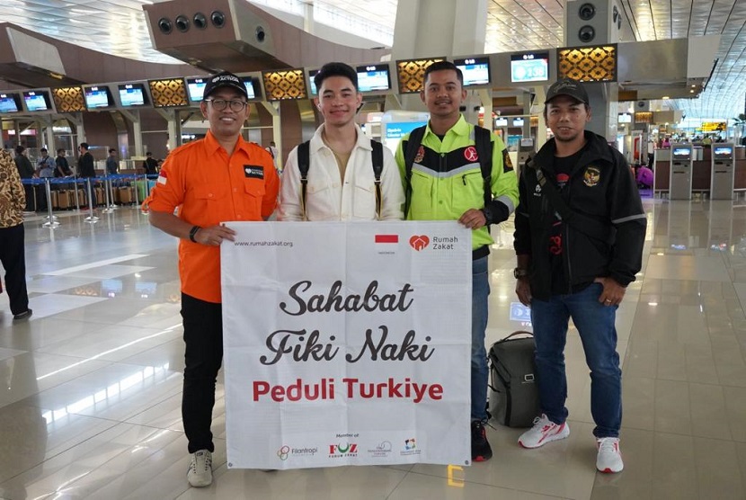 Chief Marketing Officer Rumah Zakat Didi Sabir secara simbolis melepaskan bantuan dari sahabat Fiki Naki untuk korban gempa Turkiye di Bandara Udara Internasional Soekarno-Hatta, Selasa (21/2/2023).