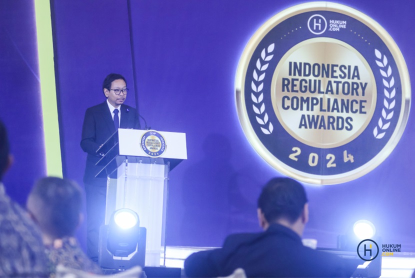 Chief Media Enggagement Officer Hukumonline, Amrie Hakim memberikan sambutan dalam acara Indonesia Regulatory Compliance Award 2024 di Jakarta, Jumat (31/05/2024)