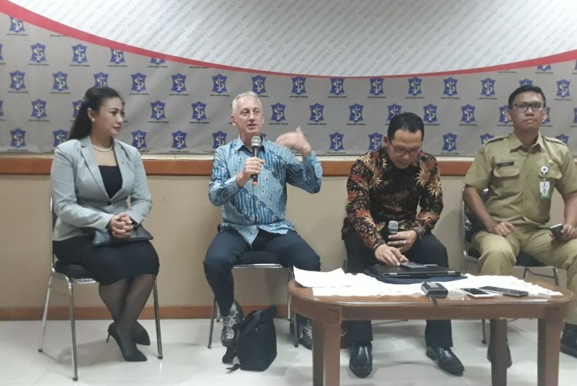 Chief of Communication and Public Advocacy UNICEF Marc Vegara (kedua kiri) memberikan keterangan terkait kegiatan Kota Layak Anak se-Asia Pasifik di Kantor Humas Pemkot Surabaya, Selasa (13/3).