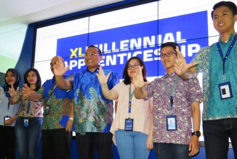 Chief of Corporate Affairs Officer XL,Eka B. Danuwirana ( tengah, kanan ) bersama VP Human Capital XL, M. Hira Kurnia ( tengah,kiri) dan para lulusan program XL Millenial Apprenticeship dalam acara peluncuran Program XL Millenial Apprenticeship di Jakarta.