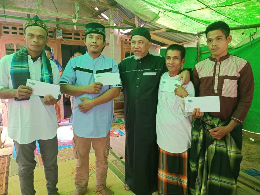 Chief of Network BWA Babeh Hazairin (tengah) bersama para mualaf Suku Dayak di pedalaman Sintang, Kalimantan Barat.