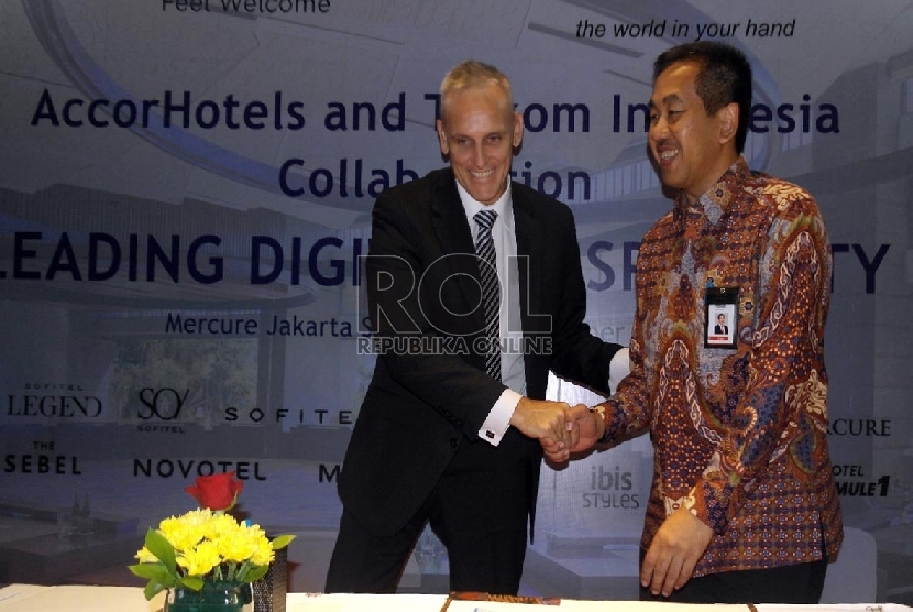 Chief Operating Officer Accor Hotels Malaysia Indonesia Singapore Garth Simmons (kiri) berjabat tangan dengan Director of Enterprise & Business Service PT Telkom Indonesia Muhammad Awaludin usai penandatanganan kerjasama kedua belah pihak di Jakarta, Senin