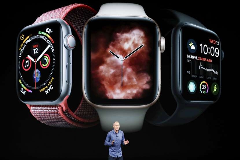 Chief operating officer Apple Jeff Williams menjelaskan Apple Watch Series 4 di Cupertino, Kalifornia, Rabu (12/9).