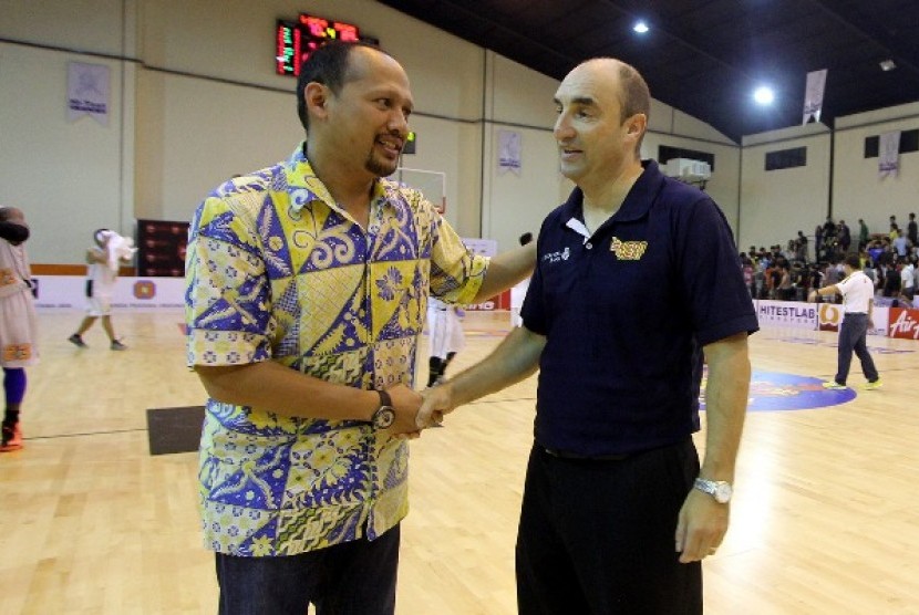  Chief Operating Officer ASEAN Basketball League (ABL) Ridi Djajakusuma (kiri) bersama pelatih Saigon Heat Anthony Garbelotto