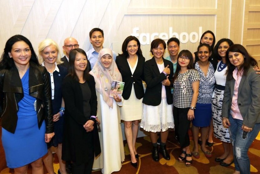 Chief Operating Officer (COO)  Facebook Sheryl Sandberg bersama sejumlah pemimpin komunitas inspiratif dari Asia Pasifik.    