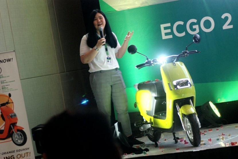 Chief Operating Officer Green City Traffic (GCT), Rosyeni saat menjelaskan spesifikasi Motor Listrik ECGO 2 di GIIAS, ICE BSD, Jumat (19/7).