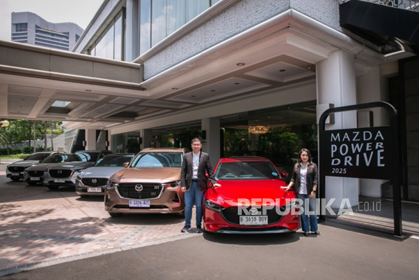 Chief Operating Officer PT Eurokars Motor Indonesia (EMI) Ricky Thio (kiri) berpose dengan mobil Mazda bersama Marketing Communication General Manager PT EMI Viya Arsawireja di Hotel Shangri-La Jakarta, Senin (6/10/2025).