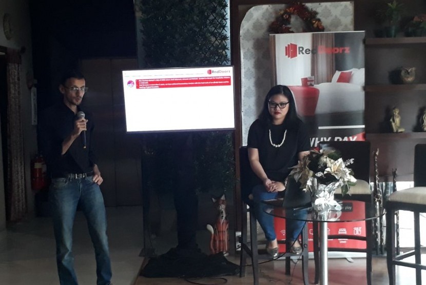 Chief Operating Officer RedDorz Rishabh Singhi (kiri) menjelaskan kelebihan platform pemesanan online hotel budger RedDoorz, di Surabaya, Kamis (1/2).