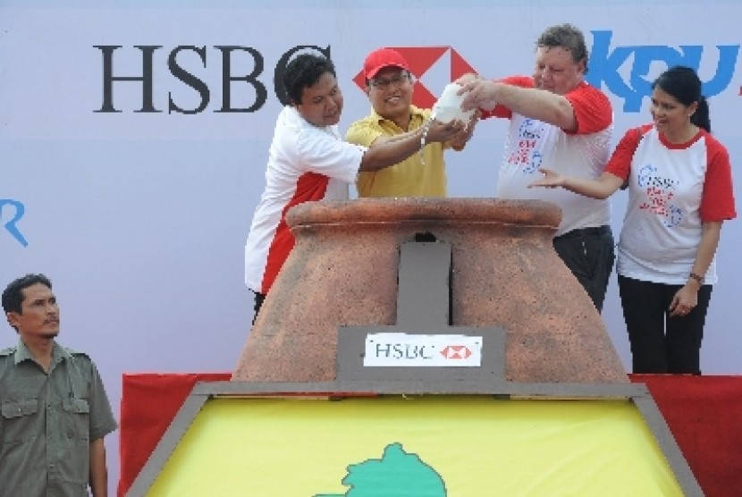 Para petinggi HSBC, Depsos dan Presiden PKPU di Teluk Naga, Tangerang, Banten.
