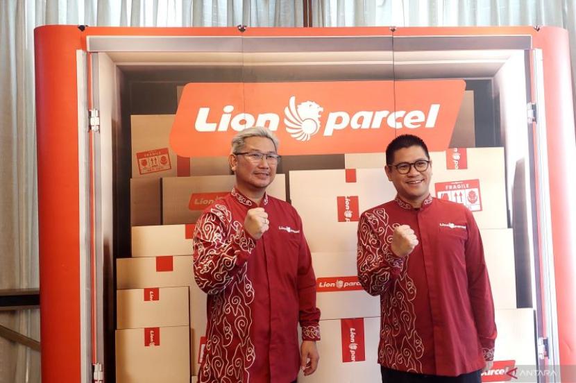 Chief Sales Officer Lion Parcel Arif Wibowo (kiri) Chief Marketing Officer Lion Parcel Kenny Kwanto (kanan) dalam sesi jumpa pers yang digelar di Jakarta, Kamis (16/5/2024). 