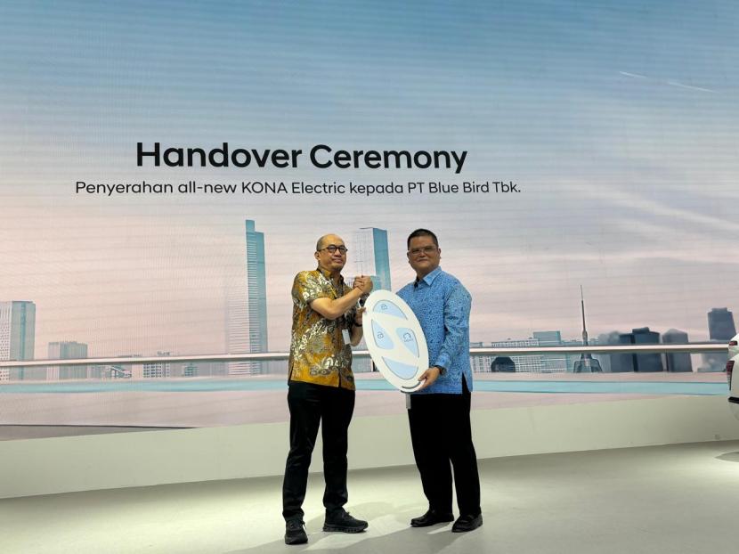 Chief Sales Officer PT Hyundai Motors Indonesia Diky Zulkarnaen (kiri) menyerahkan secara simbolis All New Kona Electric kepada Chief Commercial Officer PT Blue Bird Tbk Coody Johasman Madjid di arena GIIAS 2024 ICE BSD Tangerang, Kamis (25/7/2024).