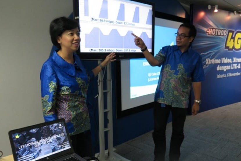 Chief Service Management Officer XL, Yessie D. Yosetya bersama Sr. GM Network Planning XL, Rahmadi Mulyohartono dalam  uji coba perangkat  LTE-Advanced License Assisted Access (LAA) di Jakarta. Jumat (6/11).