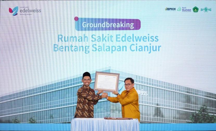 Chief Wholesale Banking Officer PT Bank Muamalat Indonesia Tbk Irvan Y. Noor (kanan) berfoto bersama CEO Edelweiss Hospital Group Syauqi Mujahid Rabbani (kiri) pada seremoni peletakan batu pertama pembangunan rumah sakit Nahdlatul Ulama (NU) di Cianjur, Jawa Barat belum lama ini. Bank Muamalat ditunjuk sebagai lead arranger sindikasi pembiayaan pembangunan rumah sakit NU di Jawa Barat senilai Rp240 miliar. 