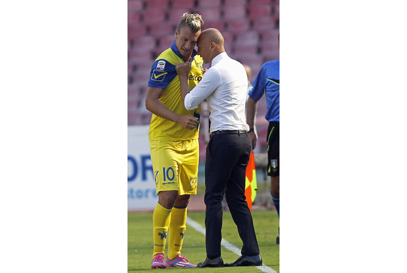 Chievo Verona's Maxi Lopez (L) celebrates with his coach Eugenio Corini during their Serie A soccer match against Napoli at San Paolo stadium in Naples, September 14, 2014