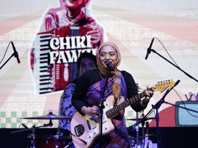 Chiki Fawzi membawakan lagu dalam acara Sound of Humanity (SOH) Jakarta Humanity Festival (Jakhumfest) 2023 di Posbloc, Jakarta, Ahad (29/1/2023). Chiki berhijab sejak 2011.