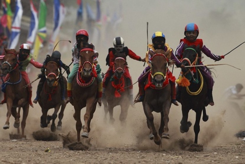 Child jockeys race their horses at a racetrack outside Bima. (file photo)  