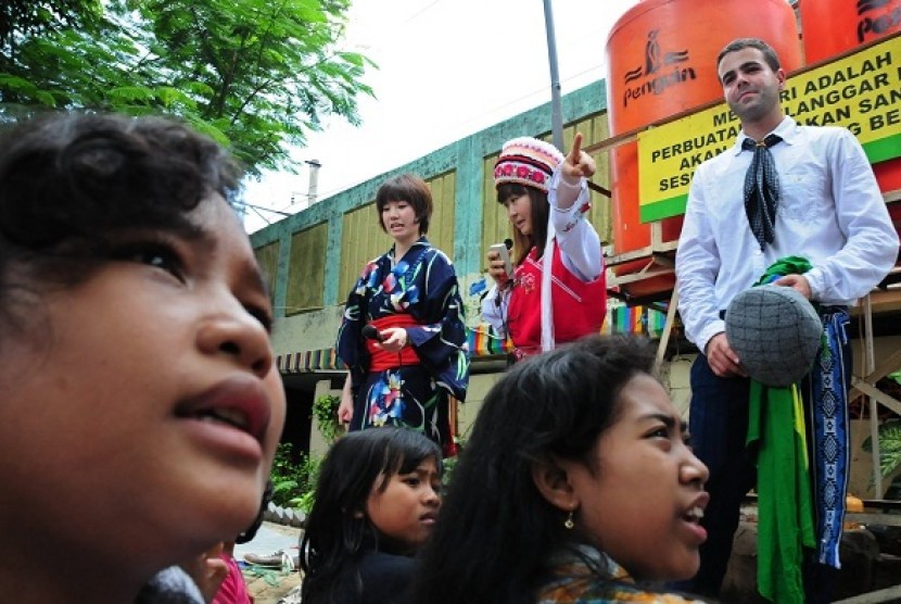 Children have fun learning English with some visiting foreign students in Jakarta. Government launches Karang Indah Village as the first English speaking village in South Kalimantan. (illustration)