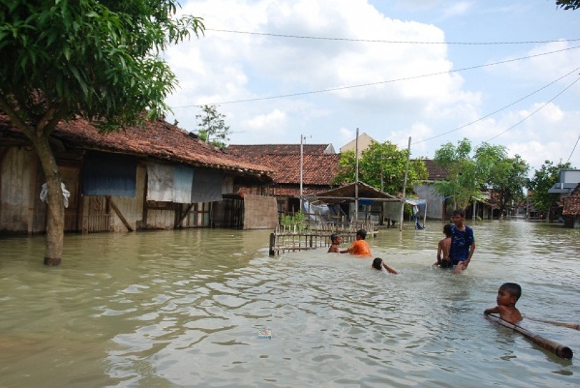 Children play at the inundated area nearby their houses in Mijen, Demak, Central Java, on Sunday.