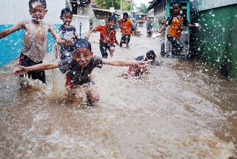 Children play in front their inundated houses in Jakarta. (illustration)  