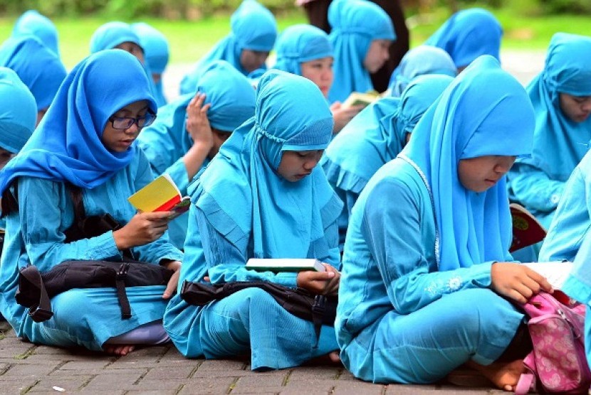 Children recite Quran at Sunda Kelapa Mosque yard, Jakarta. Indonesian Mosque Council plans to evolve mosque not only for praying but also as education center and health service center. (illustration)