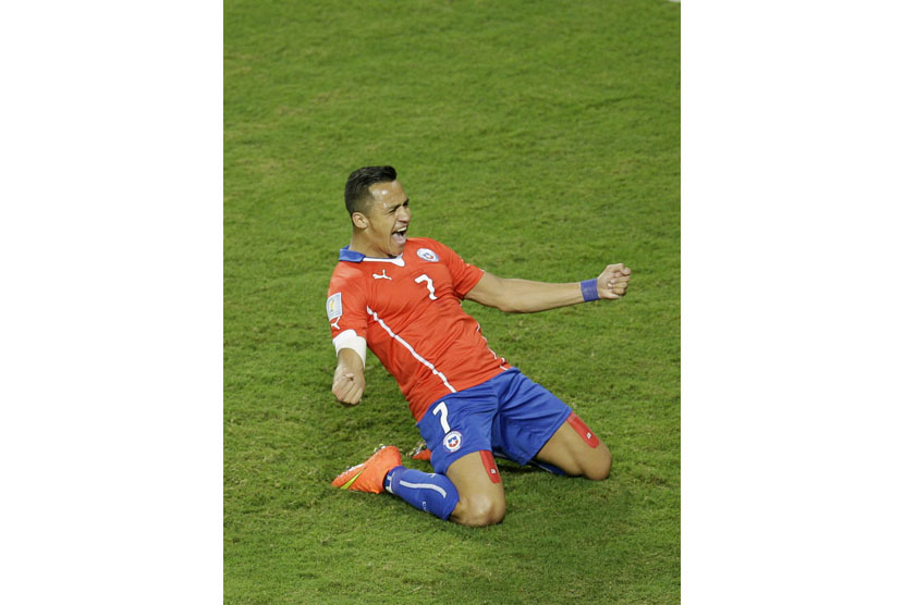 Chile's Alexis Sanchez celebrates after scoring during the group B World Cup soccer match between Chile and Australia in the Arena Pantanal in Cuiaba, Brazil, Friday, June 13, 2014.