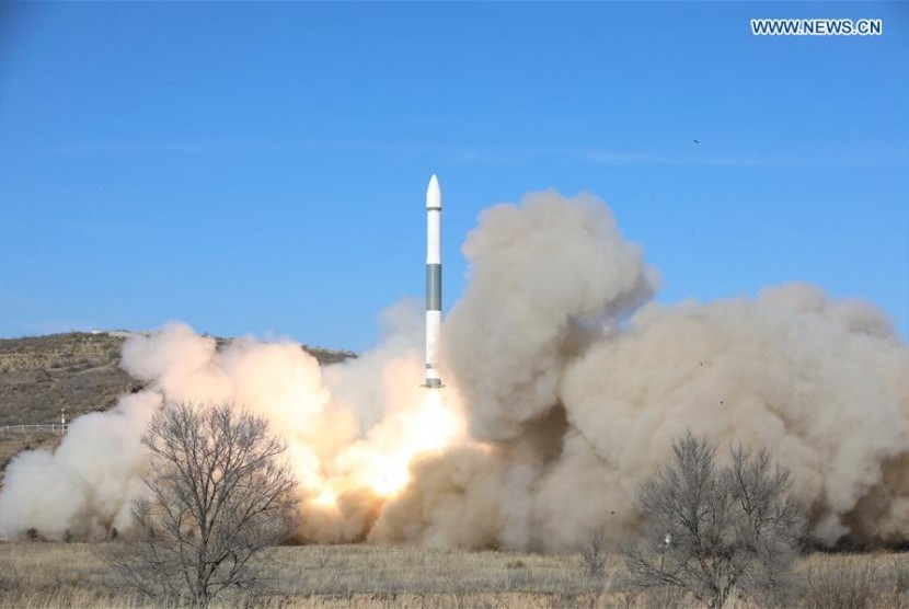 China meluncurkan dua roket Kuaizhou 1A berbahan bakar padat. 
