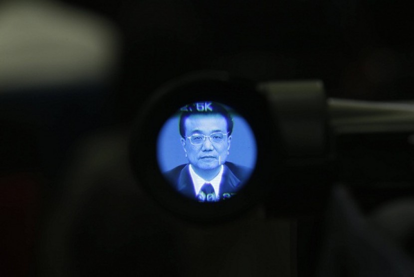 China's newly elected Premier Li Keqiang is seen through a video camera during a news conference after the closing session of the National People's Congress (NPC) at the Great Hall of the People in Beijing, March 17, 2013. 