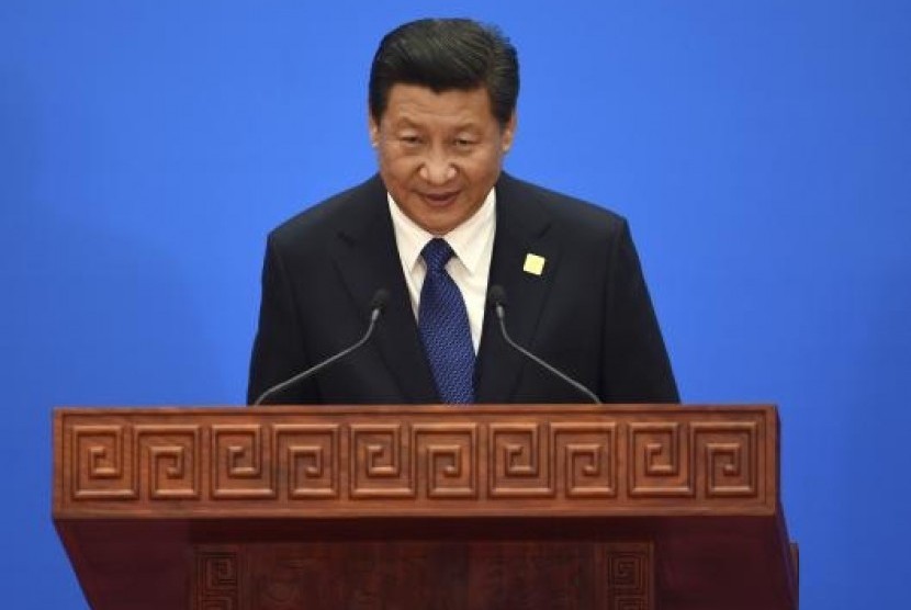 China's President Xi Jinping bows after speaking at a news conference for the Asia Pacific Economic Cooperation (APEC) Summit at the International Conference Center in Yanqi Lake, north of Beijing, November 11, 2014.