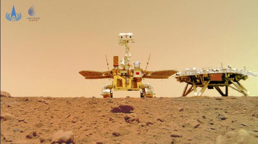 China telah merilis foto penjelajah dan pendaratnya di permukaan Mars. 